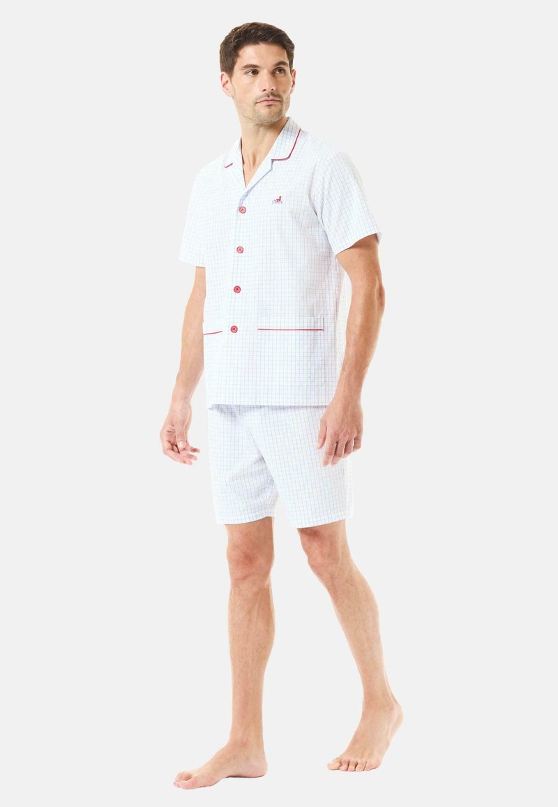 Conjunto de pijama de manga corta y botones en un patrón a cuadros en azul claro y blanco, con acentos rojos y pantalones cortos a juego. Tela ligera.