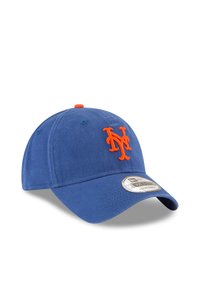 Casquette de baseball bleue en tissu avec une visière courbée. Présente un logo "NY" brodé en orange à l'avant et un bouton orange sur le dessus.