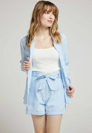 Ensemble chemise et short rayé bleu clair et blanc, avec une ceinture à nouer sur le short, un devant boutonné et une texture douce.