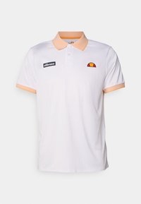 Polo-shirt blanc avec col et accents de manches en orange côtelés. Présente des rayures verticales, un logo sur la poitrine gauche et un col à trois boutons.