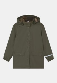 Giacca impermeabile verde oliva con cappuccio, bottoni automatici, due tasche frontali e foderata in morbido pile. Presenta dettagli riflettenti sulle maniche.