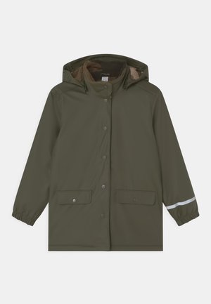 Olivově zelená voděodolná bunda s kapucí, s press-study knoflíky, dvěma předními kapsami a měkkou fleecovou podšívkou. Obsahuje reflexní prvky na rukávu.