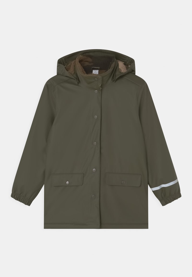 Giacca impermeabile verde oliva con cappuccio, bottoni automatici, due tasche frontali e foderata in morbido pile. Presenta dettagli riflettenti sulle maniche.