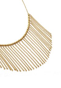 Collar de oro con un diseño curvo que presenta una serie de cadenas colgantes. Cada cadena es uniforme en longitud, creando un efecto cascada.