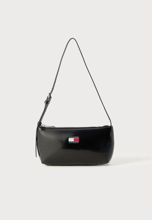 Borsa a tracolla in pelle verniciata nera con chiusura a zip, dotata di una toppa con logo in rosso, bianco e blu, e una sottile tracolla regolabile.