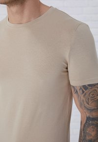 Pier One 3 PACK BASIC MUSCLE FIT T SHIRT - Lihtne T-särk - light blue/white/stone