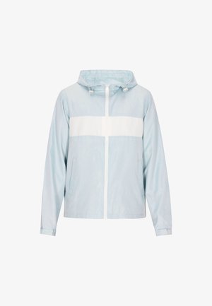 Jasnoniebieska kurtka przeciwwiatrowa z białym poziomym paskiem na klatce piersiowej, z pełnym zamkiem z przodu i regulowanym kapturem ze sznurkami.