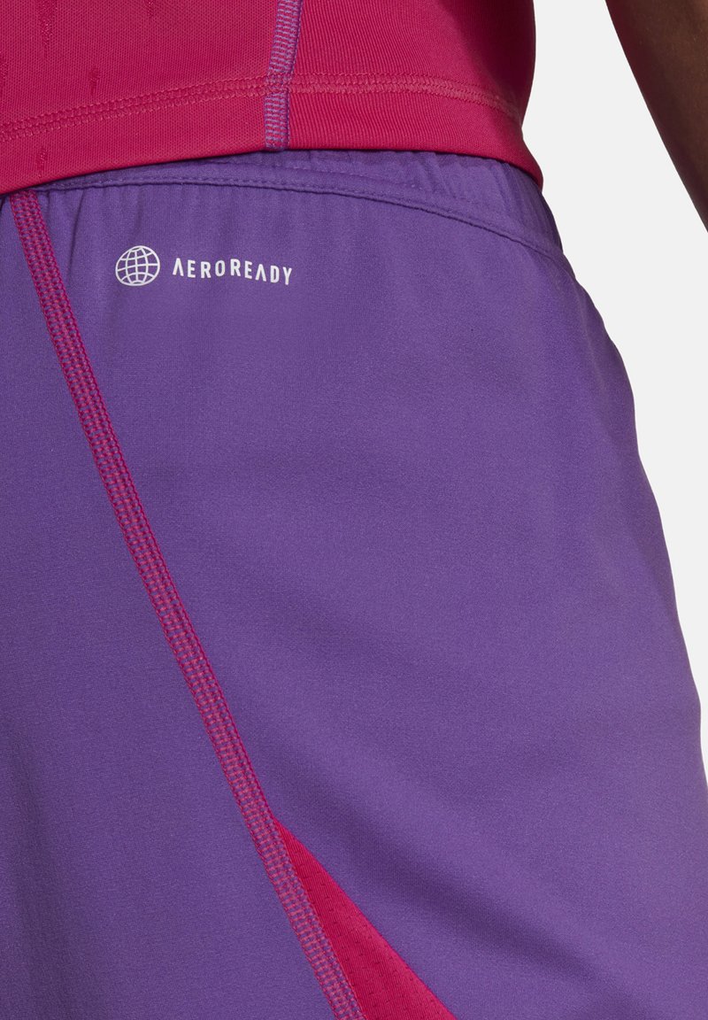 AeroReady trainingshorts van paars stof met een gladde textuur, roze accenten en een wit logo op de tailleband.