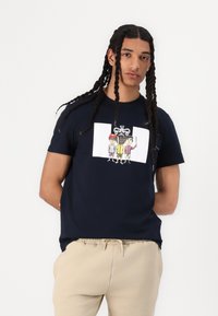Camiseta de algodón en azul marino con un estampado gráfico de tres figuras de dibujos animados y un diseño de corona. Cuello redondo, mangas cortas, corte relajado.