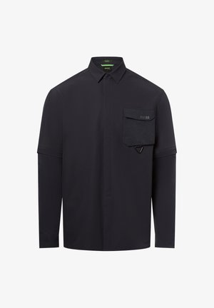 Schwarzes Langarm-Hemd mit Knopfverschluss und Umlegekragen, Klappentasche auf der Brust mit BOSS-Logo und dreieckigem Metalldetail unter der Tasche.