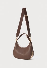 Braune Leder-Schultertasche mit strukturierter Oberfläche, ausgestattet mit einem goldenen Reißverschluss, einem verstellbaren Tragegurt und einem geprägten "LOVE"-Detail.