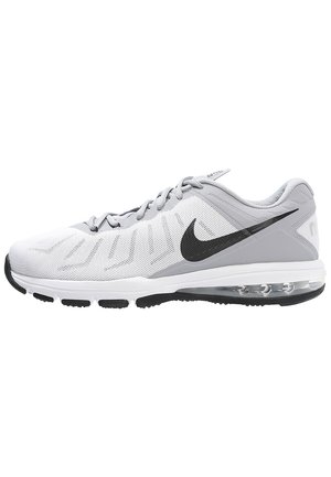 Jasnoszary i biały but do biegania Nike z czarnym logo Swoosh, siateczkową cholewką, amortyzowaną podeszwą i widoczną poduszką powietrzną w pięcie.