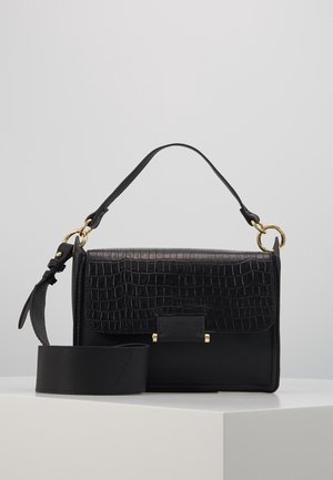 Zwarte leren handtas met krokodillenstructuurlap, gouden beslag, handvat bovenaan en afneembare brede schouderriem op een witte ondergrond.