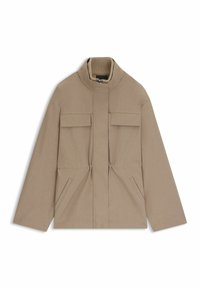 Giacca beige a maniche lunghe realizzata in tessuto testurizzato. Presenta un colletto alto, due tasche superiori e tasche laterali. Design semplice e funzionale.
