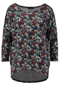 Długo rękawowa bluzka w granatowym kolorze z kwiatowym wzorem, zdobiona białymi, zielonymi i czerwonymi liśćmi. Okrągły dekolt i krój z wydłużonym tyłem. Miękki, lekki materiał.