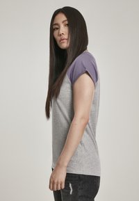 Urban Classics CONTRAST RAGLAN - Triko s potiskem - grey/dustypurple