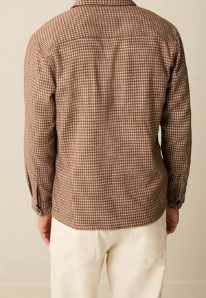 Braun karierte Hemd mit Button-Down-Kragen, langen Ärmeln und einem strukturierten Stoff. Hat einen geraden Schnitt und kontrastierende Knöpfe.
