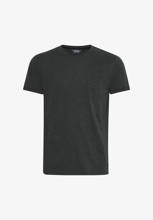 Dunkelgraues T-Shirt mit kurzen Ärmeln aus weichem Material, das eine normale Passform und eine kleine Brusttasche aufweist. Glatte Textur und zurückhaltendes Design.