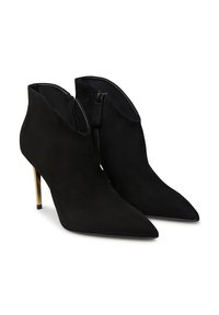 Stivaletti neri in suede con punta affusolata e alto tacco a stiletto. Presentano una chiusura con zip laterale e una texture liscia e opaca.