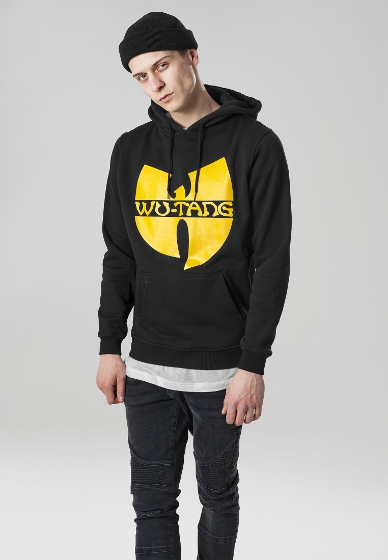 Sudadera negra con el logo amarillo de Wu-Tang en el centro. Presenta un bolsillo tipo canguro, capucha con cordón y puños y dobladillo acanalados. Se lleva con jeans negros.
