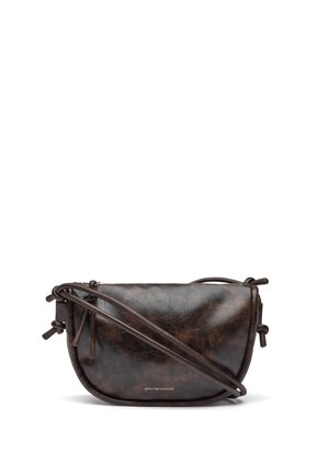 Sac en cuir marron en bandoulière avec une texture lisse, une forme incurvée, une sangle réglable et un détail logo doré subtil.