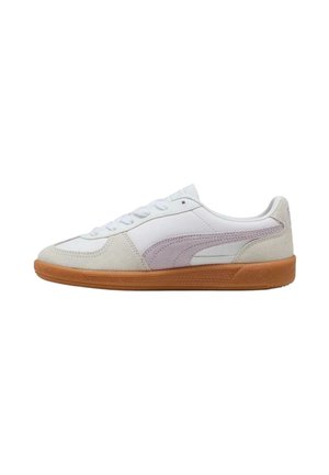Sneakers bianchi con cappuccio in suede grigio, striscia laterale viola e suola in gomma marrone. Presentano lacci bianchi e collo imbottito.