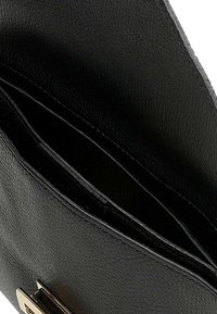 Interno di un portafoglio in pelle nera con due scomparti, superficie texturizzata e hardware dorato. Design funzionale e semplice.