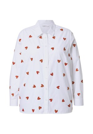 Witte blouse met lange mouwen en een knoopsluiting, versierd met verspreide rode hartvormige patronen die door de stof zijn geborduurd.