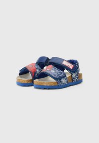 Blå sandaler med Spider-Man-design, korkfotseng, justerbare remmer og edderkoppnett mønster på syntetisk overdel.