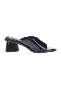Mule in vernice nera con apertura a punta e tacco basso a forma di cono, dalla superficie liscia e lucida. Il design presenta uno stile minimalista.