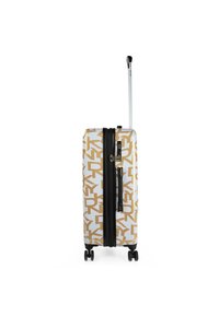 Maleta con ruedas con un patrón geométrico dorado y blanco, cremallera y asa negras, y un asa telescópica para un fácil transporte.