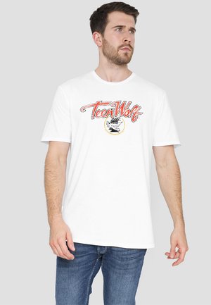 Weißes Baumwoll-T-Shirt mit "Teen Wolf"-Grafik in Rot und Schwarz, mit einem runden Designschnitt, Rundhalsausschnitt und kurzen Ärmeln.