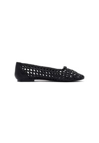 Zapatos planos de color negro, tejidos de material sintético, con punta afilada y un pequeño lazo decorativo en la parte frontal. Suela plana y diseño de tejido abierto.