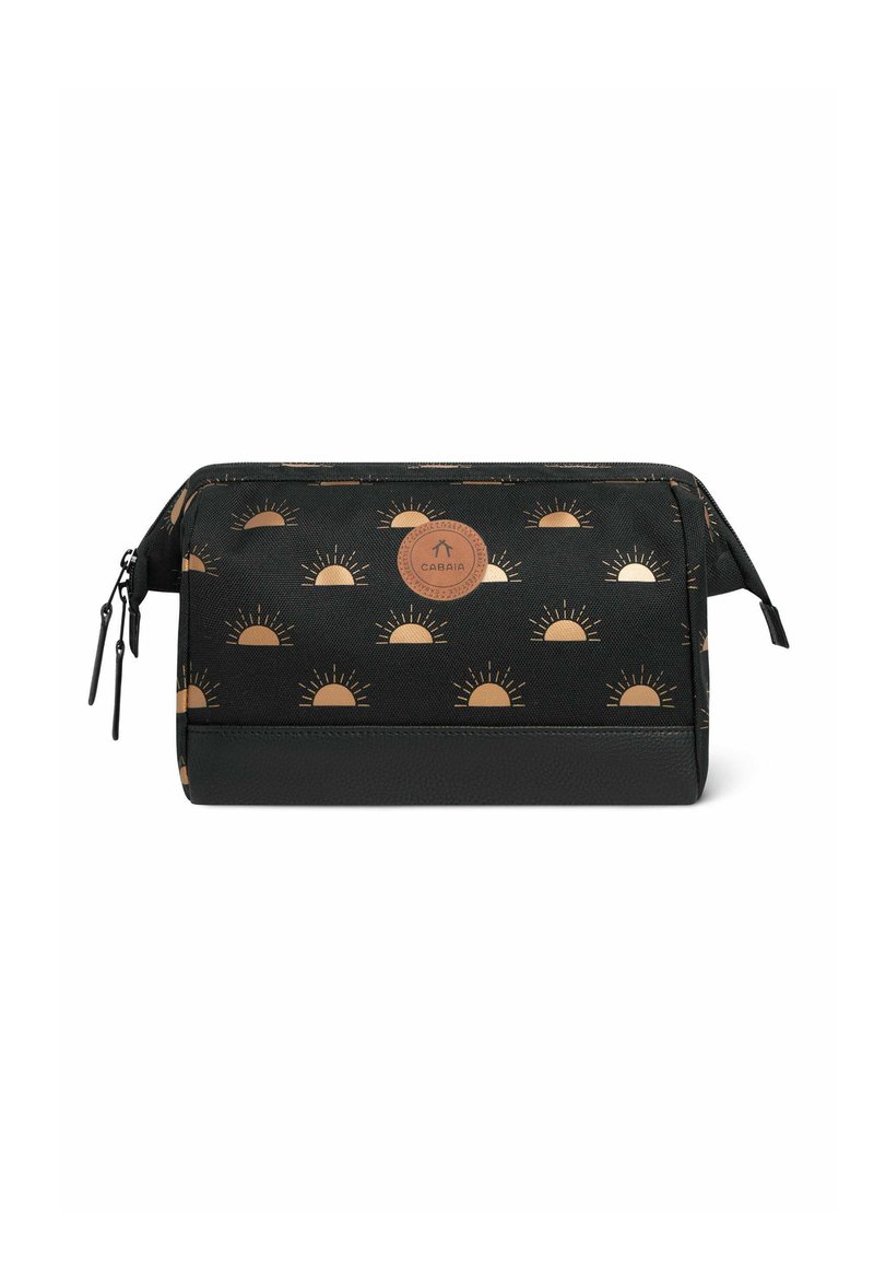 Zwarte cosmetica tas met een zonnenpatroon in goud. Materiaal is stof met een lederen accent aan de basis. Ritsopening en merkdetail.