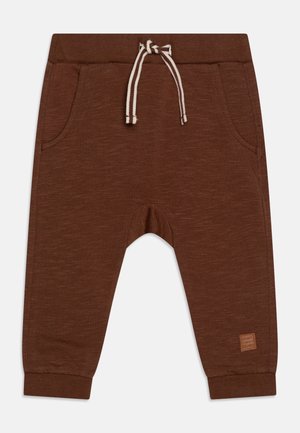 Bruine sweatpants voor peuters met elastische tailleband, wit gestreepte trekkoord, voorzakken, geribde enkels en een klein leren merkembleem op het linkerbeen.