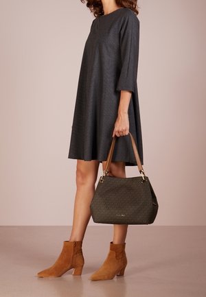 Graues Kleid mit kurzen Ärmeln, hellbraune Wildleder-Stiefeletten und eine dunkelgrüne Handtasche mit Muster und braunen Riemen. Glatte Textur und A-Linien-Form.