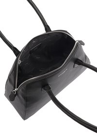 Sac à main en cuir texturé noir avec des poignées doubles et une fermeture éclair argentée, montrant un intérieur vide doublé de tissu marqué.