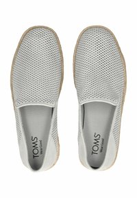 Šedé perforované slip-on boty s texturovaným svrškem a přírodním jutovým lemem kolem podrážky. Logo je viditelné na vnitřní straně.