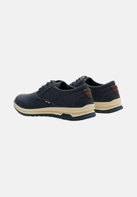 Zapatillas azul marino con parte superior de cuero liso y detalles de ante color marrón claro, con una suela beige ligera y un diseño de cordones.