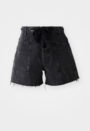 Zwarte spijkerbroekshorts met omgezegde zoom, voorzien van twee grote voorkezen en een tailleband met trekkoord. Het materiaal heeft een gestructureerde afwerking.