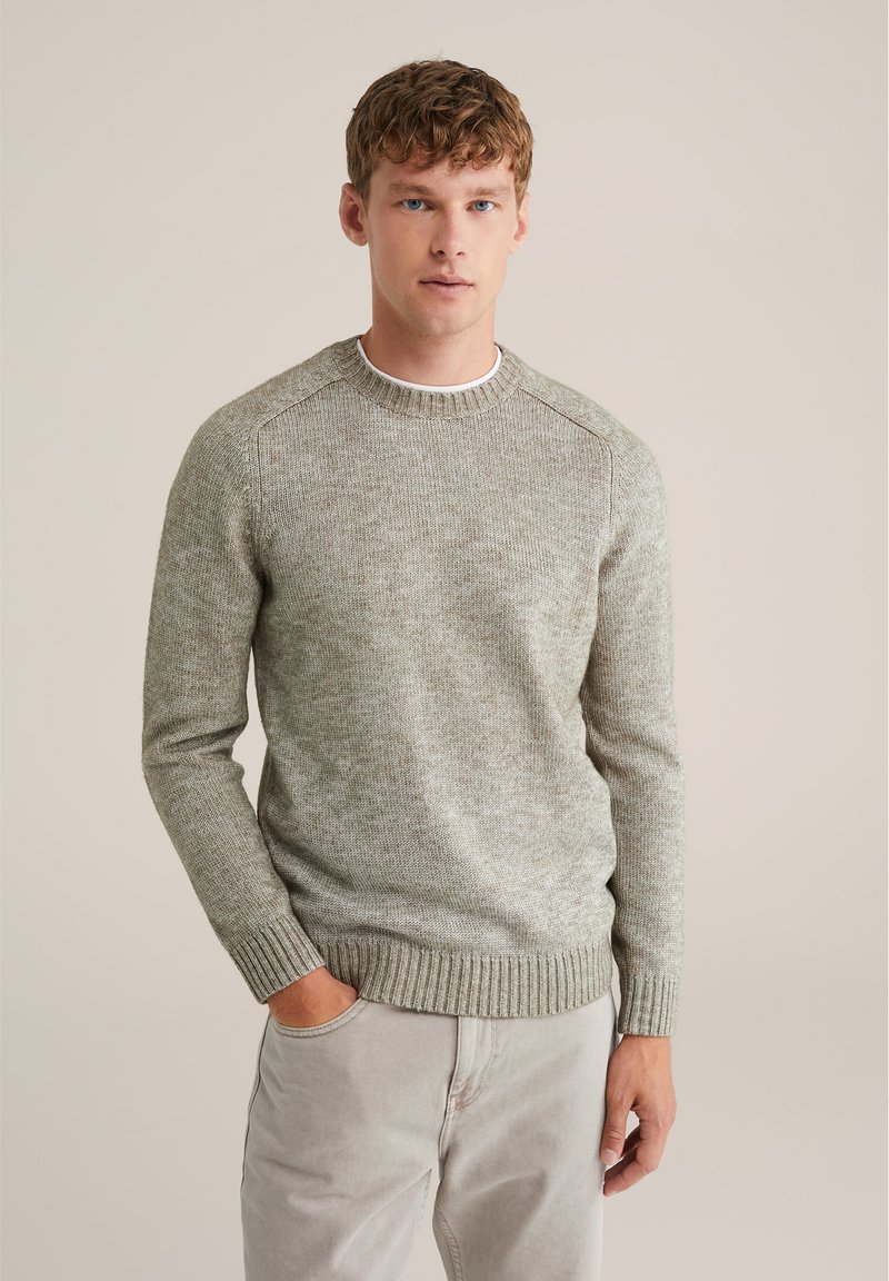 Maglione a maglia grigio chiaro con scollatura a girocollo, polsini e orlo ribattuti. Caratterizzato da un motivo testurizzato e maniche leggermente aderenti.