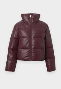 Doudoune bourgogne avec un col haut, fermeture éclair frontale et design matelassé. Dotée de deux poches latérales et d'une finition brillante.