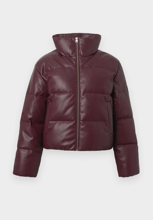 Doudoune bourgogne avec un col haut, fermeture éclair frontale et design matelassé. Dotée de deux poches latérales et d'une finition brillante.