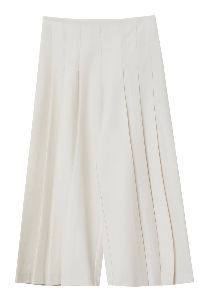 Weiße weit geschnittene Culottes mit vertikalen Falten, glattem Stofftextur, mittellanger Schnitt und einem hoch geschnittenen Design. Keine sichtbaren Metallteile.
