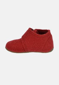 Czerwony filcowy kapcie z zaokrąglonym noskiem, niskim fasonem kostki i wyszywanymi akcentami. Podeszwa jest elastyczna z teksturowanym wykończeniem dla lepszej przyczepności.