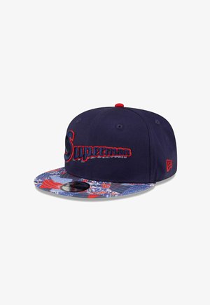 Casquette bleu marine avec broderie rouge "Superman" à l'avant et une visière plate multicolore à thème de bande dessinée, comprenant des accents rouges et bleus.