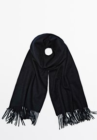 Écharpe noire en tissu doux, dotée d'une ouverture circulaire et de longues franges aux extrémités, posée à plat sur un fond blanc.