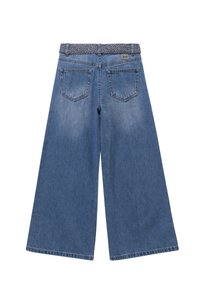 Jeans in denim blu a gamba larga con una cintura a fantasia, cinque tasche e una finitura sbiadita. Dettagli cuciti lungo la cintura e i risvolti.