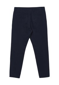 Marineblaue Hose mit glatter Textur, slim fit, ausgestattet mit zwei Gesäßtaschen und Gürtelschlaufen, schlichtes Design ohne Muster oder Akzente.