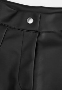 Czarna spódnica z sztucznej skóry o plisowanym wzorze, z zapięciem na zatrzask w talii i gładką teksturą. Widoczne detale szycia.